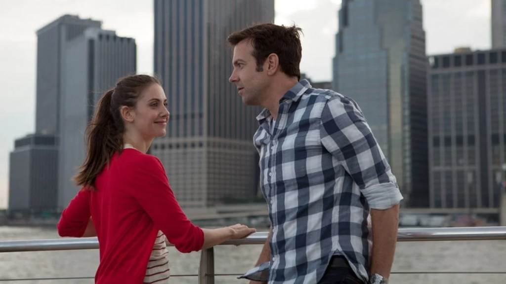 Alison Brie sourit à Jason Sudeikis dans "Sleeping With Other People".