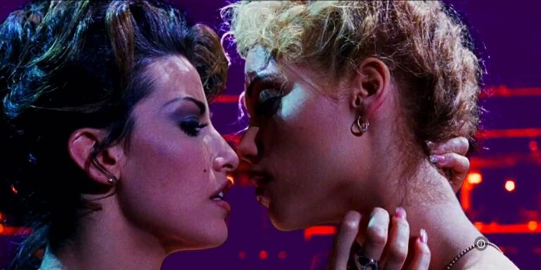 Elizabeth Berkley partage avec émotion sa fierté pour son « tueur de carrière » des années 90