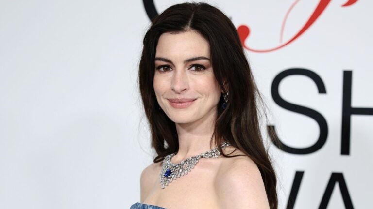 Anne Hathaway s&rsquo;étouffe en regardant « The Princess Diaries » pour la première fois en 20 ans : « Je suis un peu