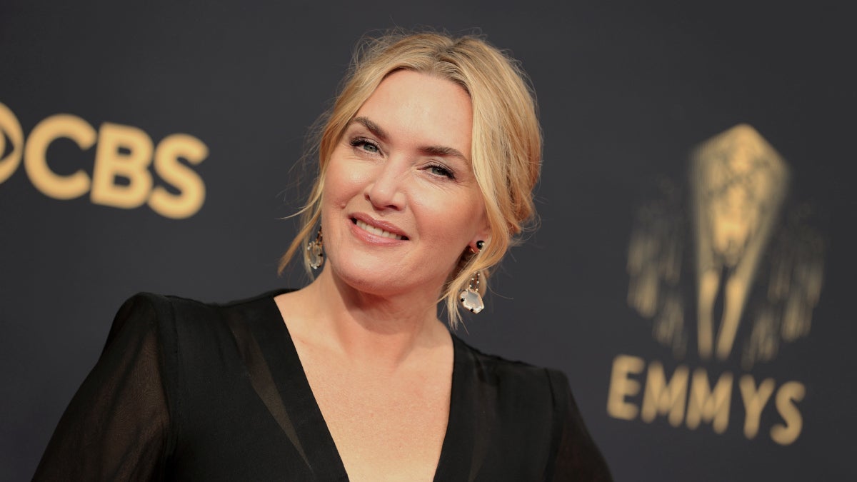 Kate Winslet dit que des coordonnateurs de l'intimité "auraient été bien" au début de sa carrière : "J'ai toujours dû me tenir debout".