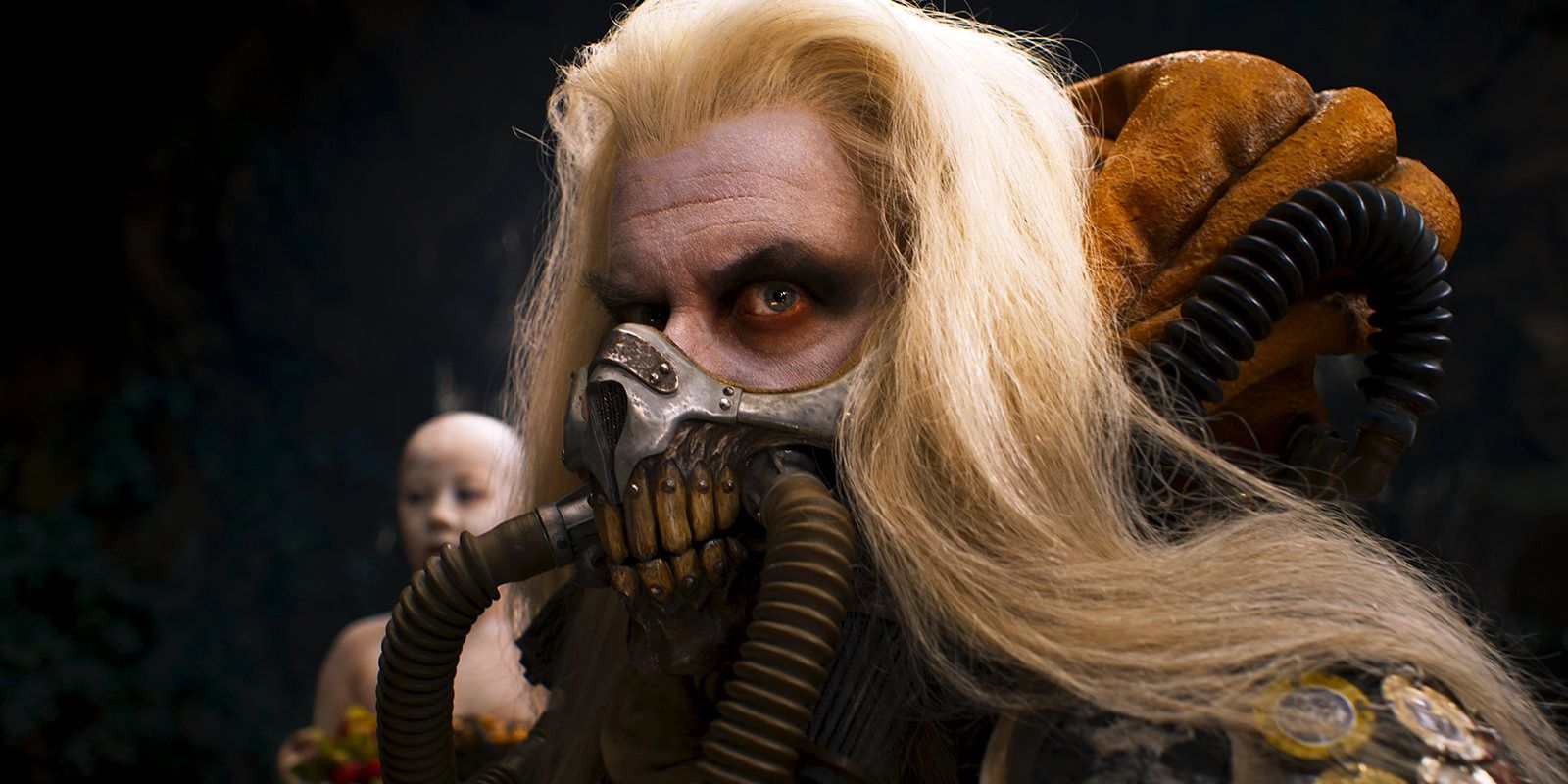 Le nouvel acteur Immortan Joe de Furiosa rend le film Mad Max encore plus excitant...