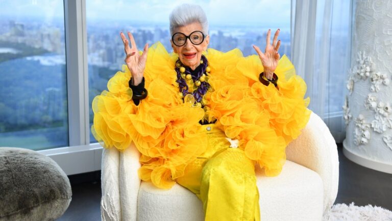 L&rsquo;icône de la mode Iris Apfel évoquée par Alyssa Milano, Donna Karan et Maria Shriver : « Elle l&rsquo;a vraiment fait ».