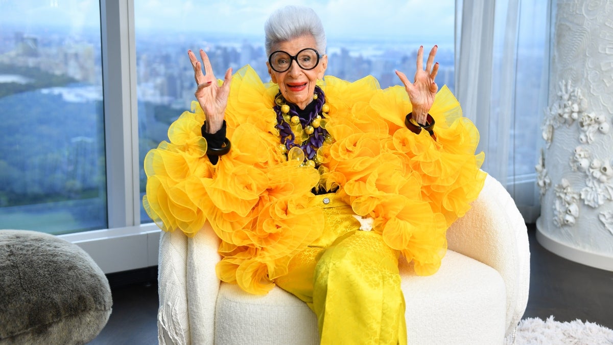 L'icône de la mode Iris Apfel évoquée par Alyssa Milano, Donna Karan et Maria Shriver : "Elle l'a vraiment fait".