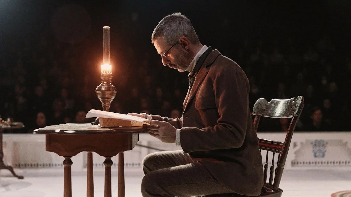 Revue de Broadway "Un ennemi du peuple": Jeremy Strong fait un grand