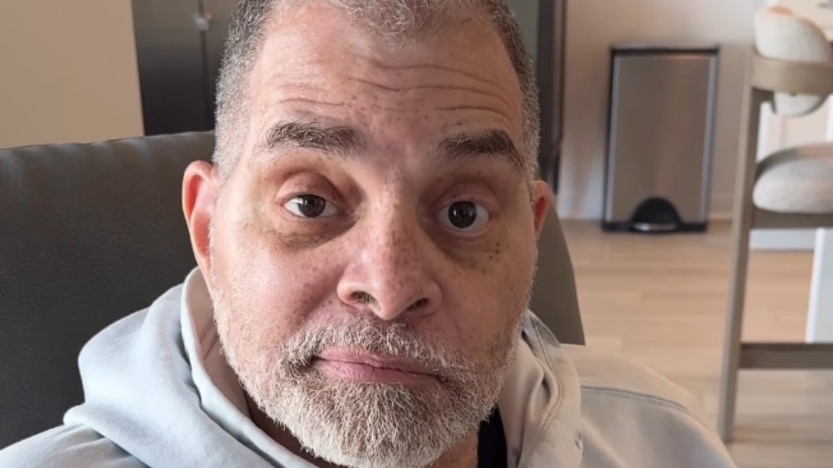 Sinbad fait sa première apparition publique depuis l'accident vasculaire cérébral de 2020 : "Attendez-vous à me voir davantage bientôt".