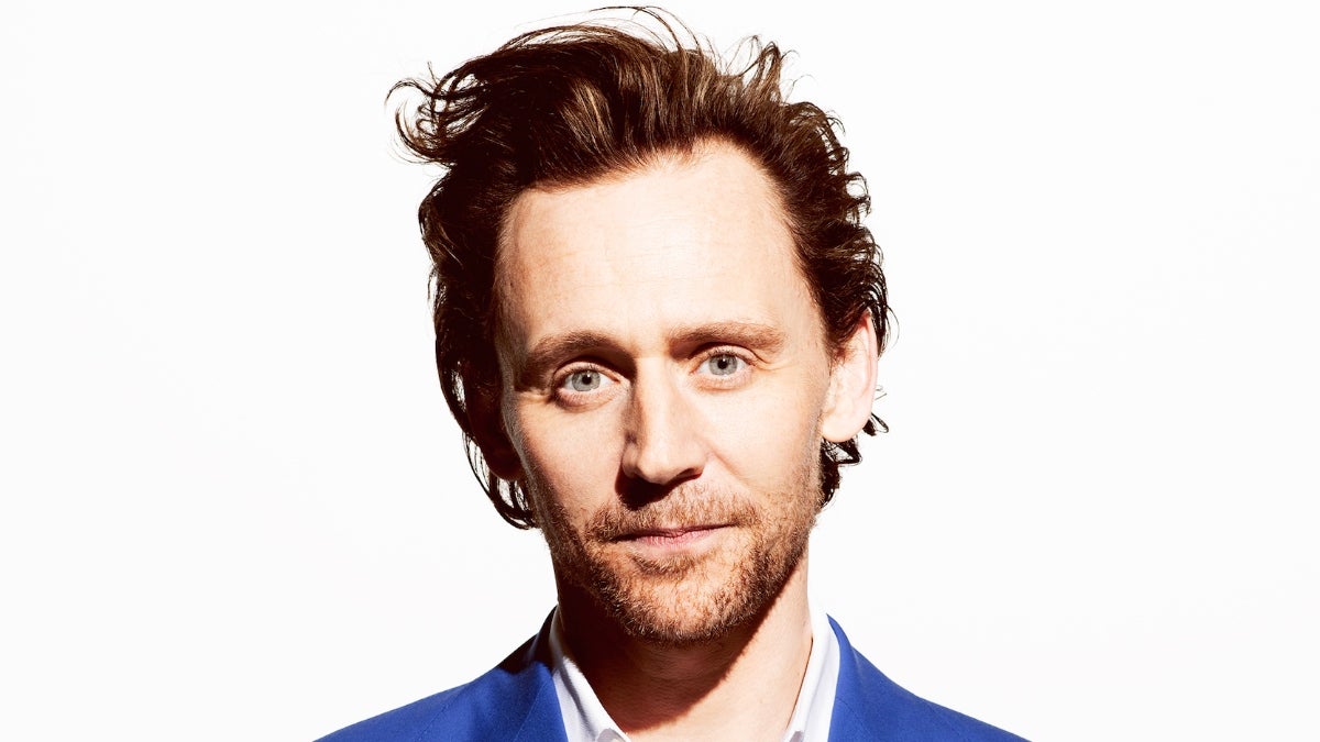 Tom Hiddleston rejoint Happy Sad Confused Comes pour l'événement en direct de Los Angeles