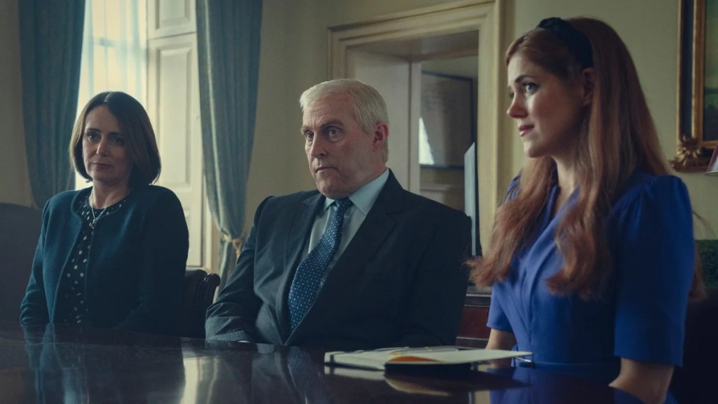 De gauche à droite : Keeley Hawes, Rufus Sewell et Charity Wakefield dans "Scoop" (Netflix)