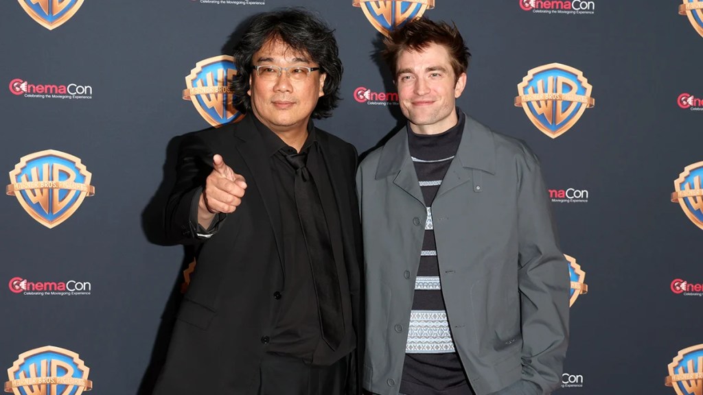 LAS VEGAS, NEVADA - 09 AVRIL : (LR) Bong Joon-ho et Robert Pattinson assistent à la présentation de Warner Bros. Pictures lors de CinemaCon 2024 au Colosseum du Caesars Palace le 09 avril 2024 à Las Vegas, Nevada.