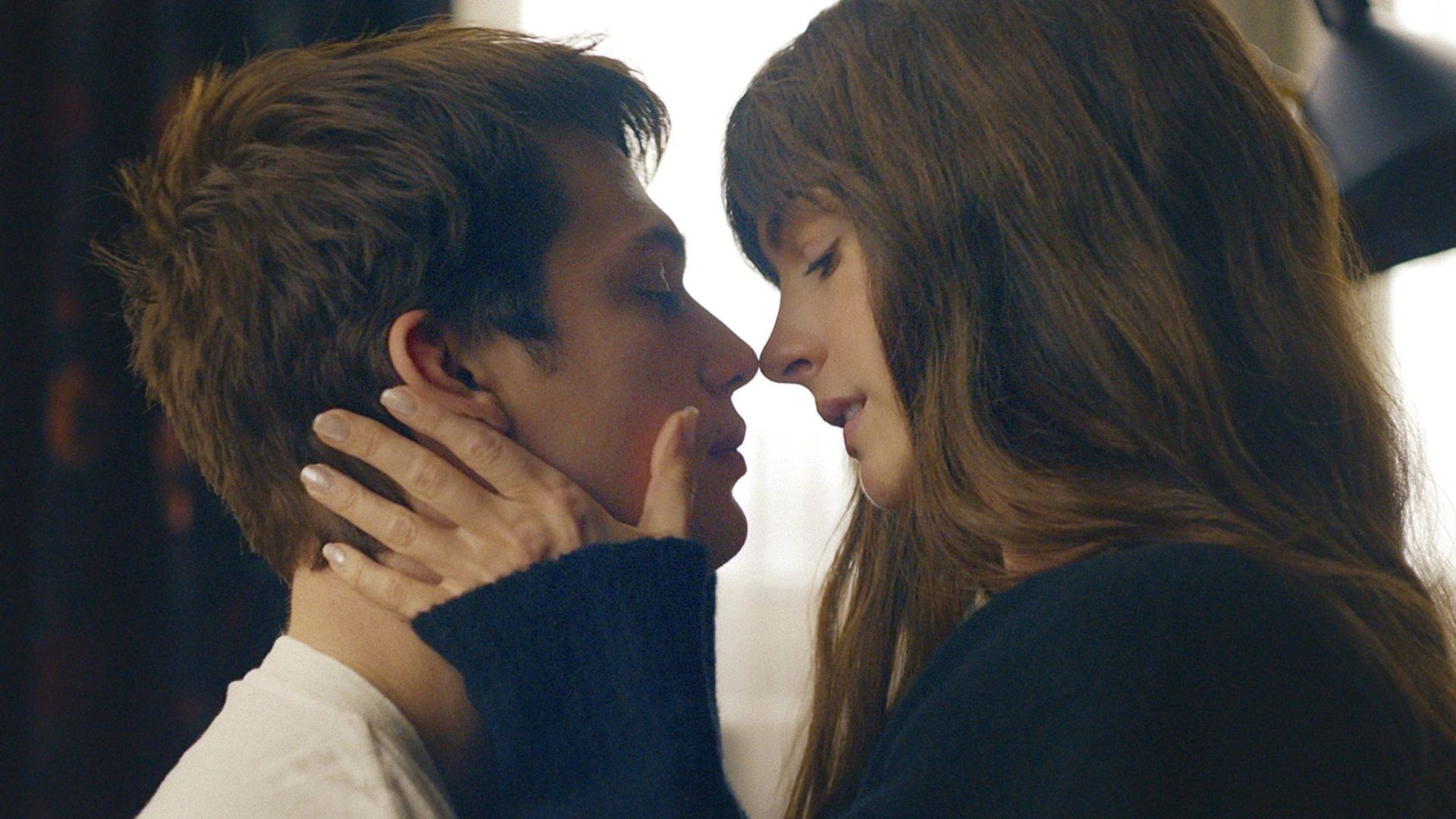 Anne Hathaway éblouit dans une romance réfléchie