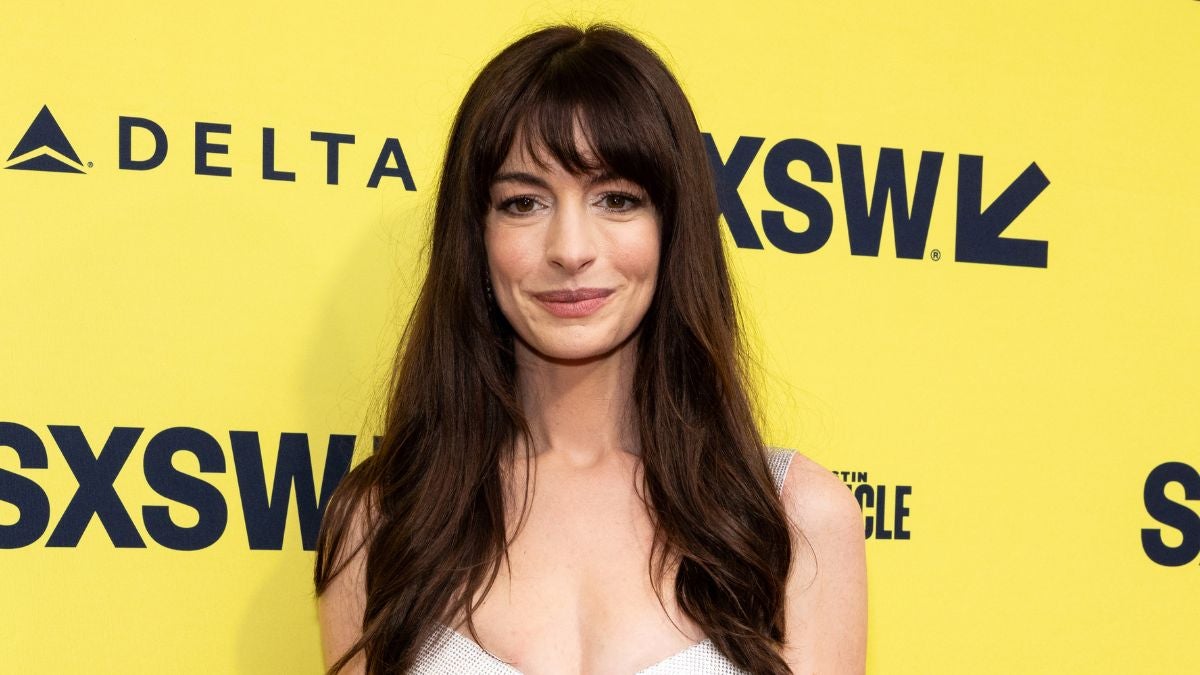 Anne Hathaway se souvient avoir dû embrasser 10 gars pour un test de chimie « brut » : « C'était une autre époque…