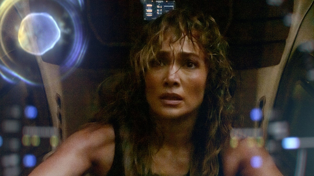 "Atlas": Jennifer Lopez traque une IA meurtrière et se bat dans un costume de robot géant dans la bande-annonce de Netflix