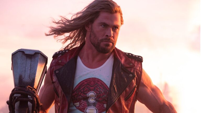Chris Hemsworth dit qu'il est devenu une « parodie de moi-même » dans « Thor : Love and Thunder » : « Je me suis laissé prendre par