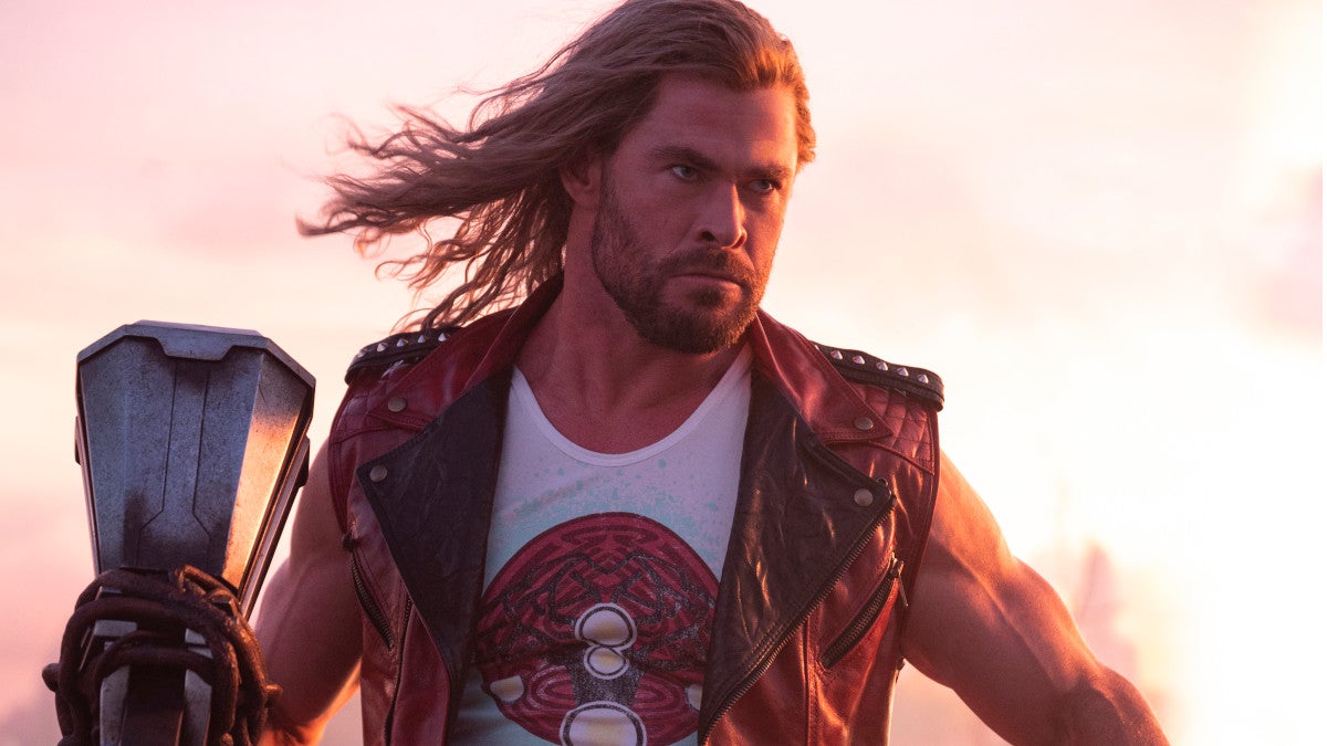Chris Hemsworth dit qu'il est devenu une "parodie de moi-même" dans "Thor : Love and Thunder" : "Je me suis laissé prendre par