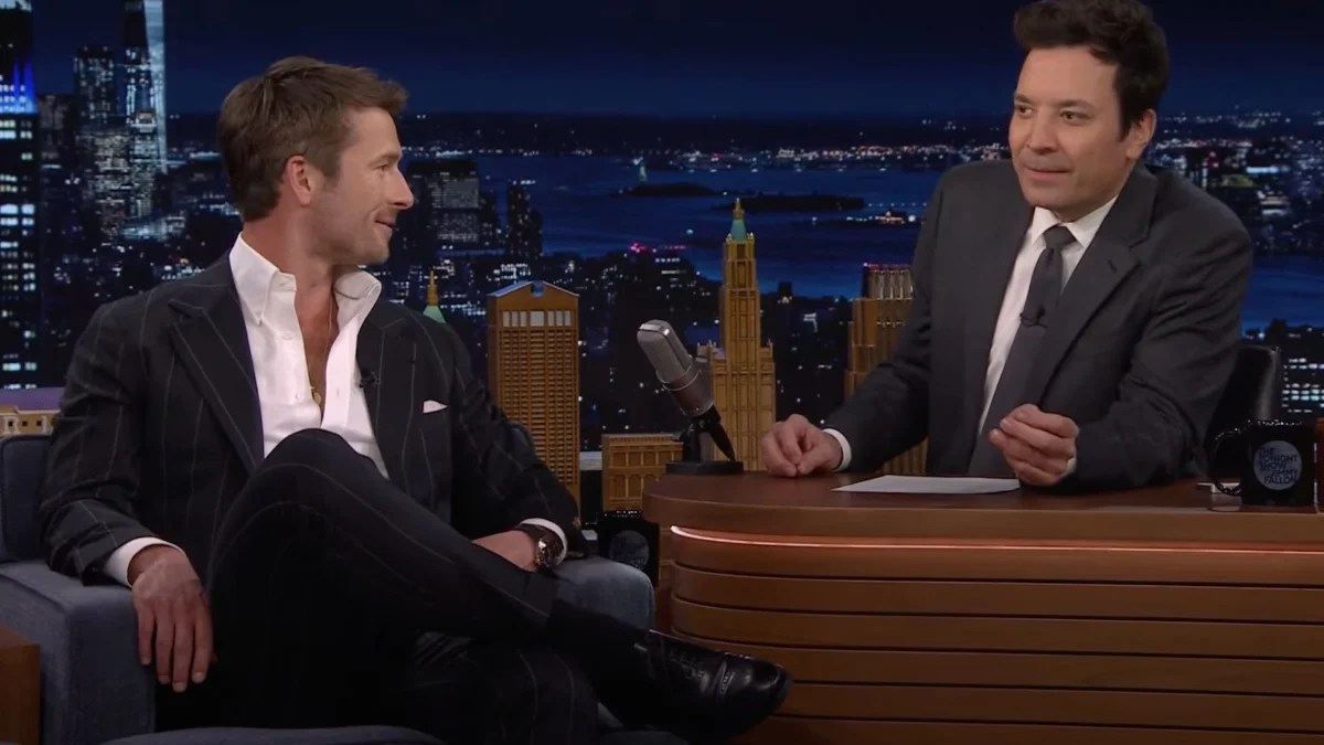 Glen Powell dit que le camée « SNL » avec Sydney Sweeney n'était pas prévu, mais était « assez épique » |  Vidéo