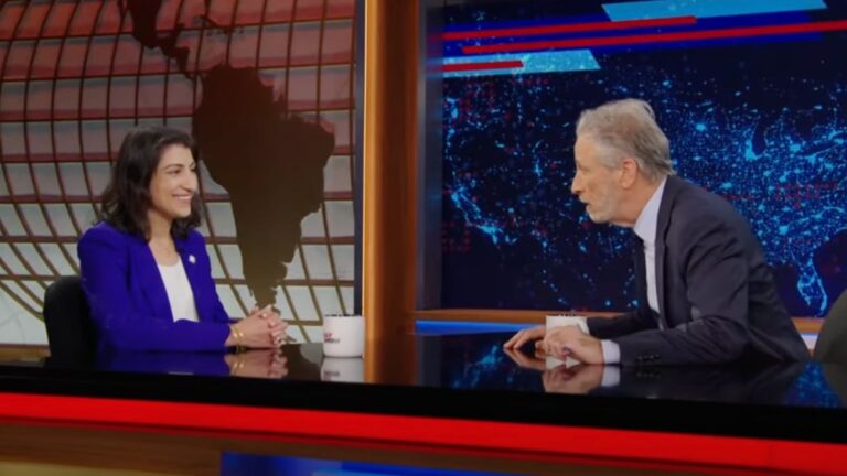 Jon Stewart dit qu&rsquo;Apple ne lui permettrait pas d&rsquo;interviewer le président de la FTC sur un podcast |  Vidéo
