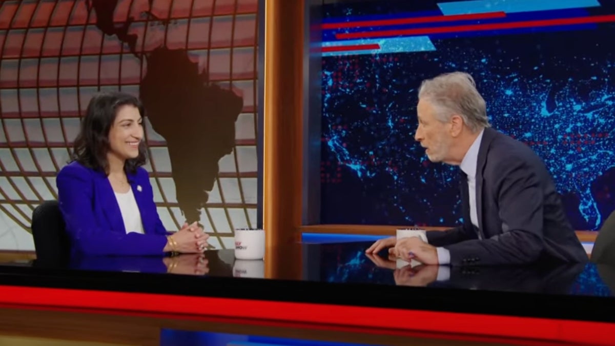 Jon Stewart dit qu'Apple ne lui permettrait pas d'interviewer le président de la FTC sur un podcast | Vidéo