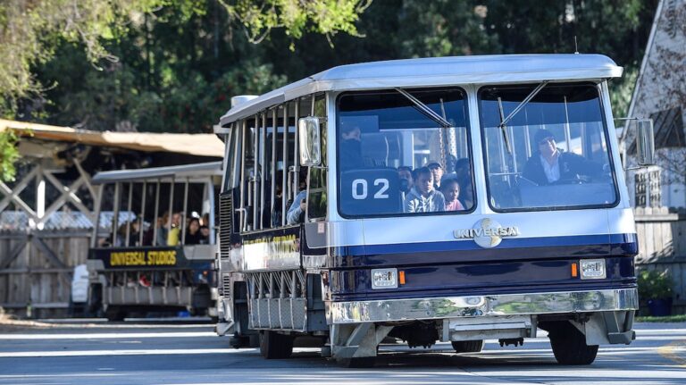 La visite en tramway d'Universal Studios s'écrase contre un garde-corps, 15 personnes hospitalisées pour des blessures mineures