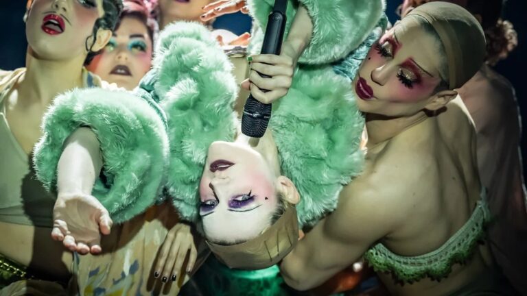 Revue de Broadway « Cabaret » : Eddie Redmayne transforme le maître de cérémonie en un