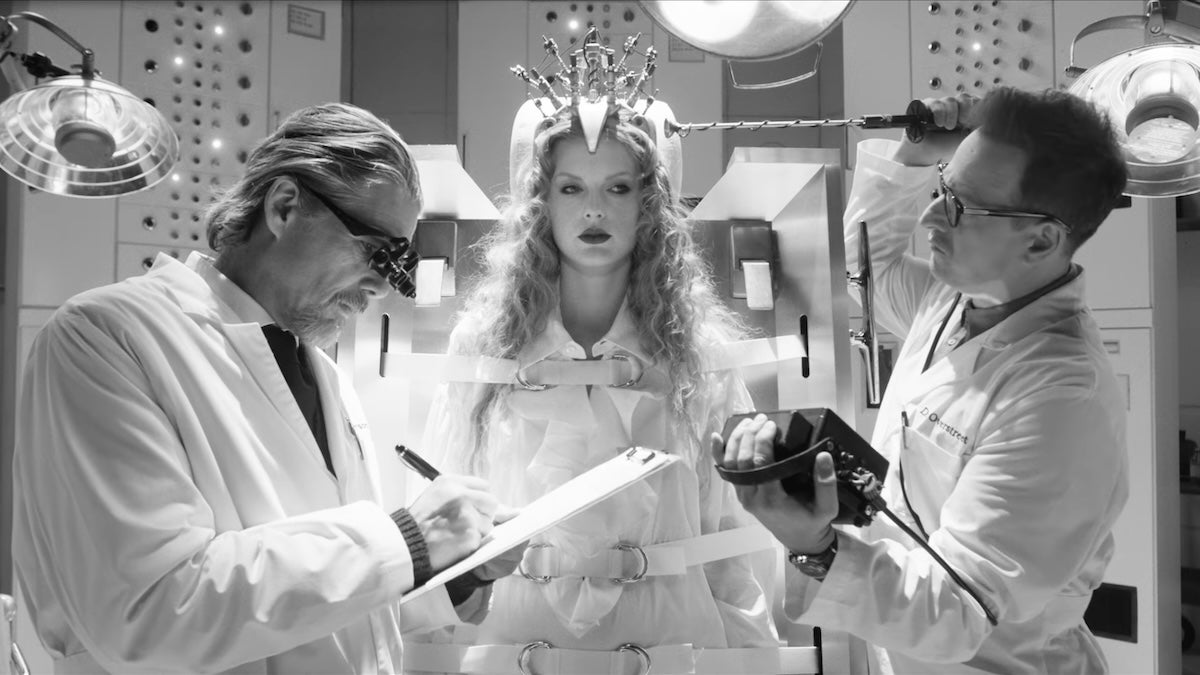 Taylor Swift rend hommage à la « Société des poètes morts » avec la musique « Quinzaine » du « Département des poètes torturés »