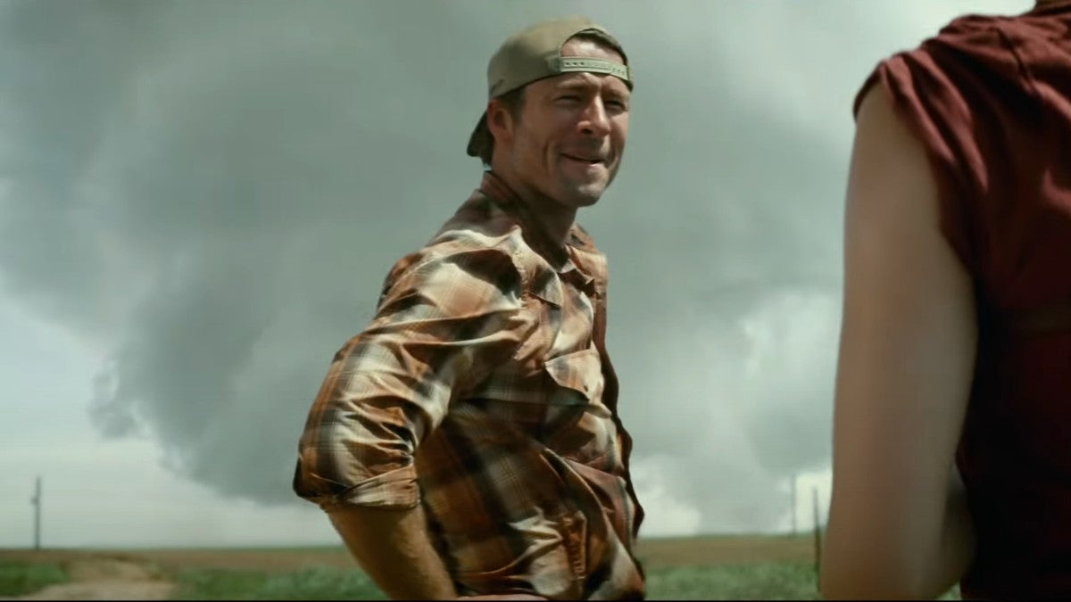 "Twisters" : Glen Powell poursuit les tornades avec le sourire dans un aperçu prolongé