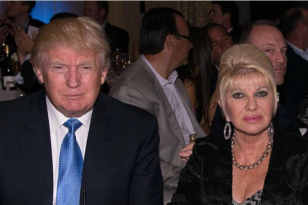 Donald Trump et son ex-épouse Ivana, tous deux vêtus de vestes noires, en 2015.
