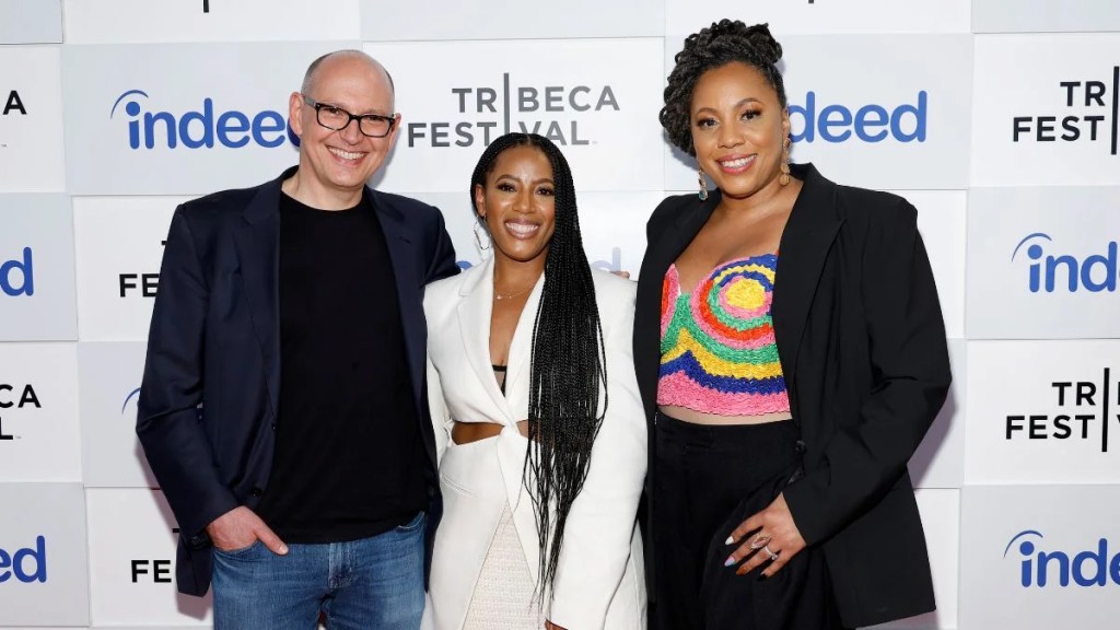 (De gauche à droite) Chris Hyams, Misty Gaither et LaFawn Davis assistent à la première d'Indeed Rising Voices aux Spring Studios le 12 juin 2023 à New York.  (Photo de Mike Coppola/Getty Images pour le festival Tribeca 2023)