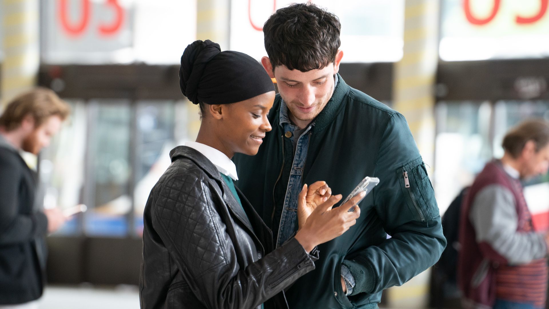 Aisha demande à Josh O'Connor de suivre les challengers avec Letitia Wright