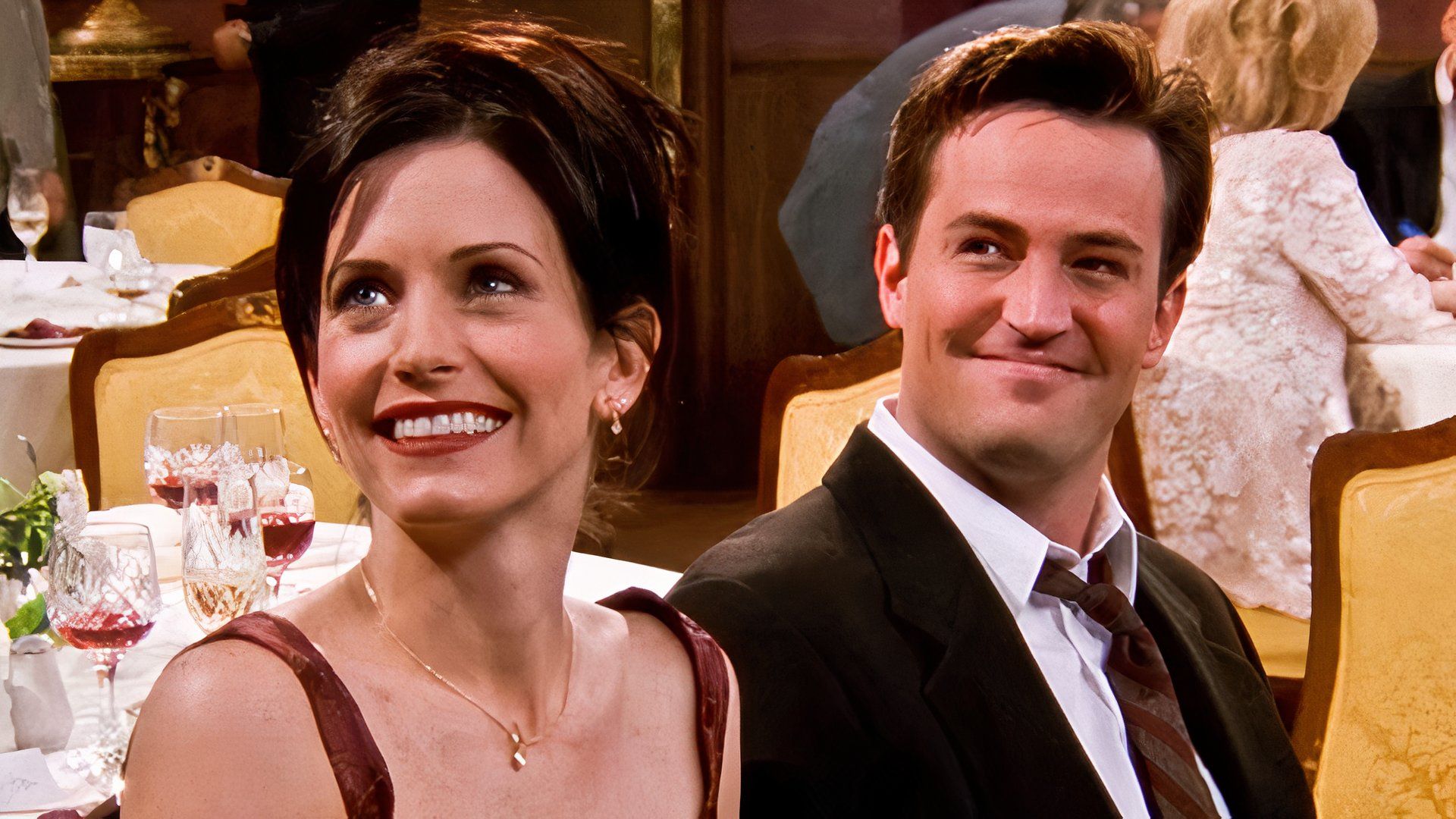 Courteney Cox dit que Matthew Perry, co-star de Late Friends, "me rend visite"