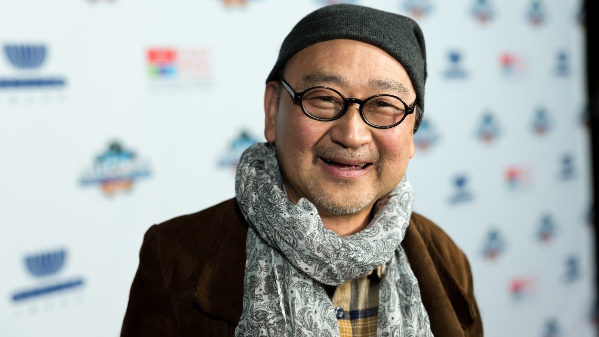 Gedde Watanabe dit qu'il n'a pas considéré son personnage de "Seize bougies" "Long Duk Dong" comme raciste quand