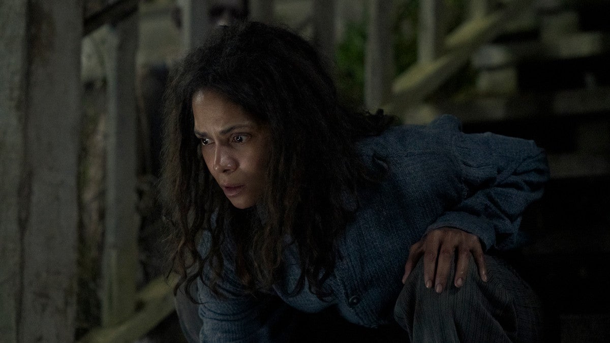 Halle Berry se protège du mal surnaturel dans la bande-annonce de "Never Let Go" | Vidéo