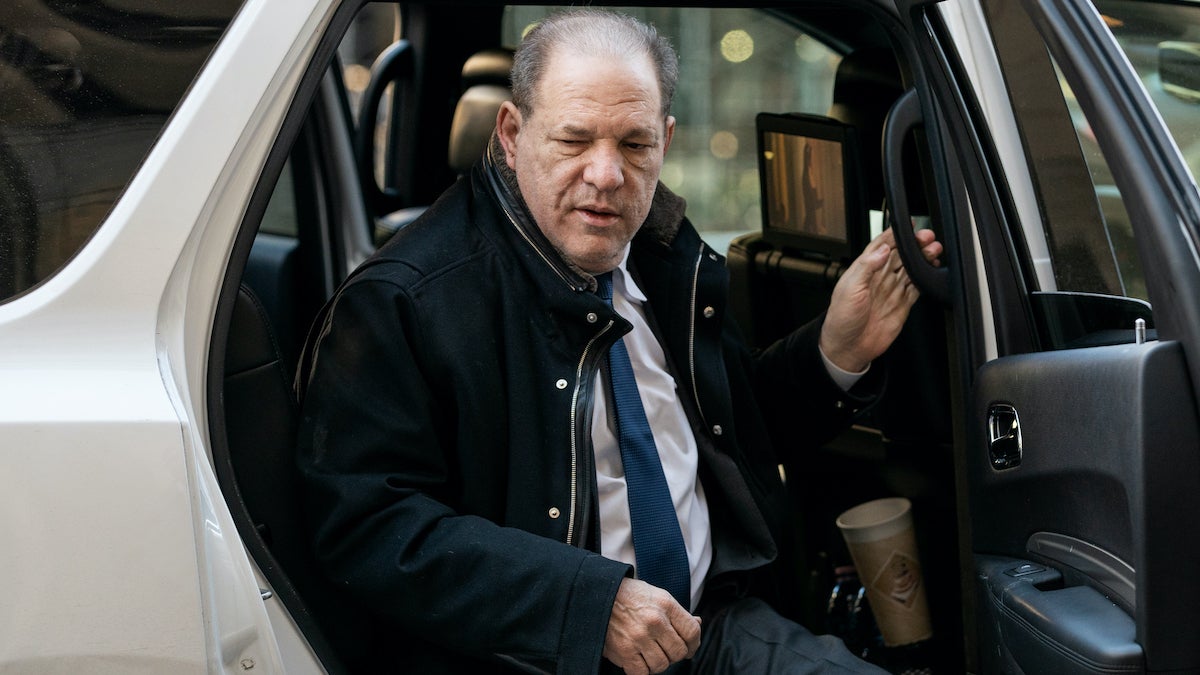 Harvey Weinstein a été emmené menotté devant un tribunal de New York pour être inculpé de nouveaux chefs d'accusation de viol