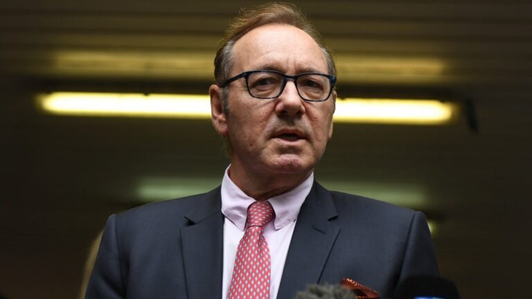 Kevin Spacey dit qu'avant le scandale, il prévoyait de faire son coming-out s'il remportait un Emmy pour « House of
