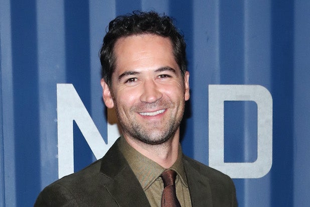 Le nouveau film « Jurassic World » ajoute la star de « L'avocat Lincoln » Manuel Garcia-Rulfo