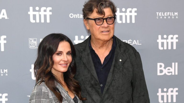 Les enfants de Robbie Robertson poursuivent la veuve du guitariste pour plus de 6 millions de dollars, selon un ancien financier