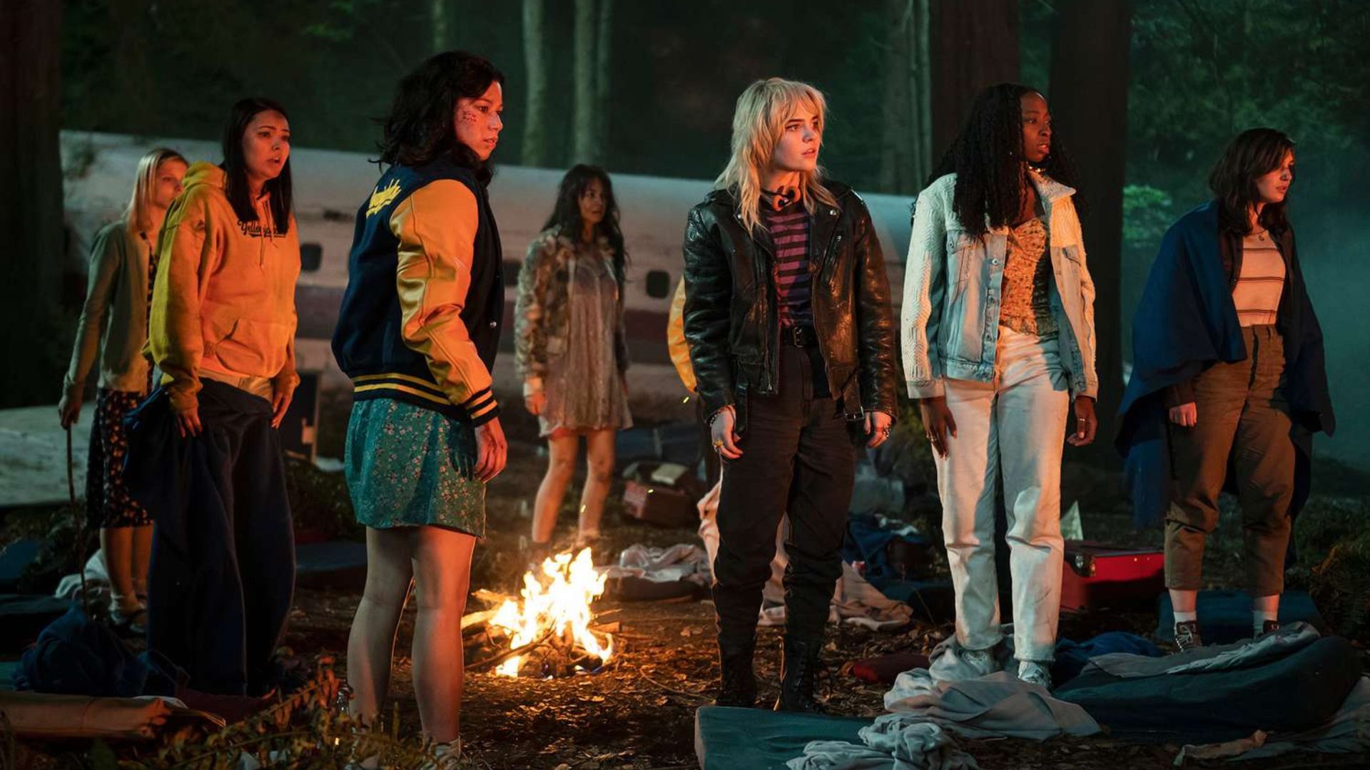 Les photos de tournage de la saison 3 des Yellowjackets suggèrent un retour obsédant dans la nature
