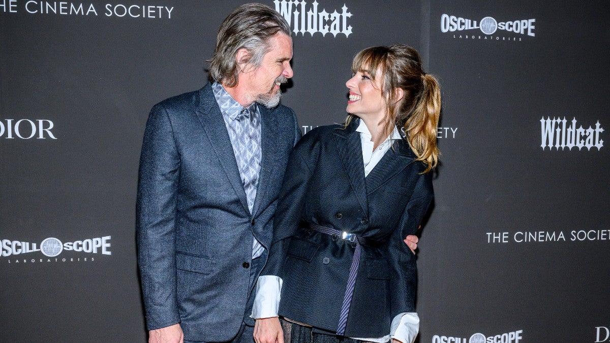 Maya Hawke a adoré être dirigée par papa Ethan Hawke dans "Wildcat" : "Il a toujours été mon plus grand