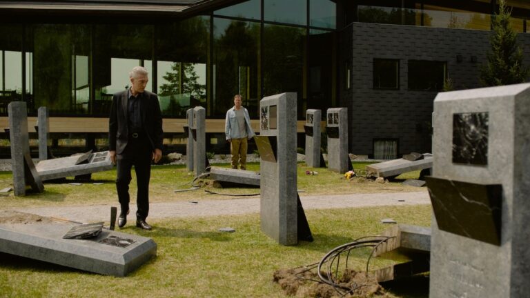 Revue « The Shrouds » : l'exploration du deuil par David Cronenberg est aussi triste qu'effrayante