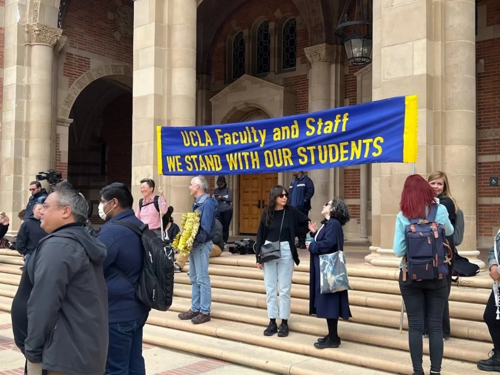 1718819659 460 Les manifestants pro palestiniens etudiants de lUCLA exigent une action