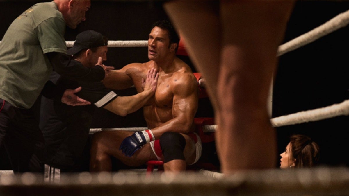 Dwayne « The Rock » Johnson dit qu'il est « de retour au travail » sur « The Smashing Machine » après une blessure au coude