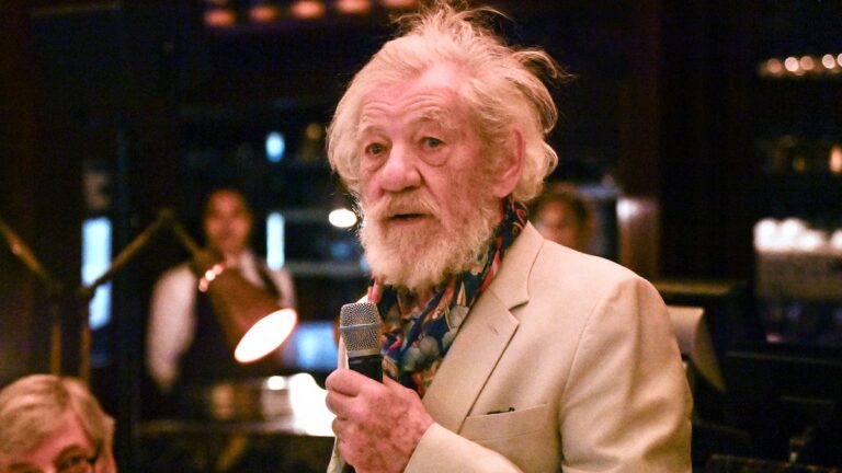 Ian McKellen hospitalisé après une chute de scène à Londres