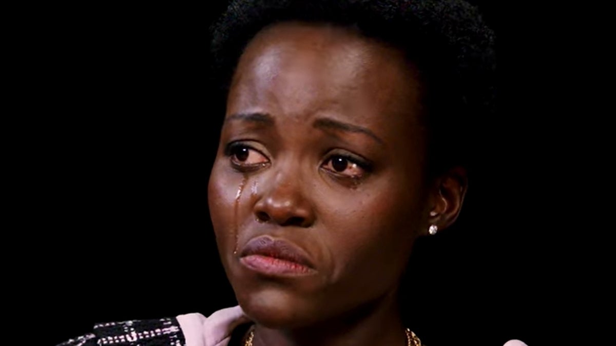 Lupita Nyong'o fond en larmes à cause de la sauce piquante Da Bomb dans « Hot Ones » | Vidéo