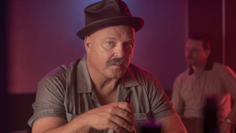 Michael Chiklis a adoré retourner dans les années 70 pour Hotel Cocaine