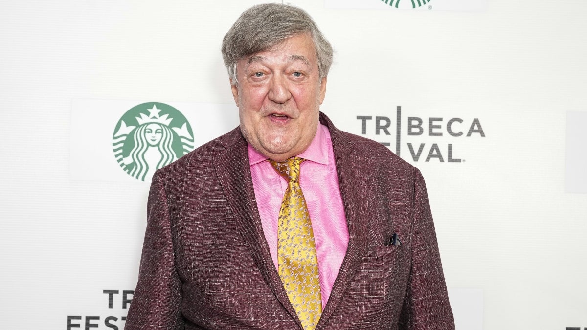 Stephen Fry compare les événements mondiaux actuels aux années 1930 et 1940, qui ont précédé la Seconde Guerre mondiale |  Vidéo