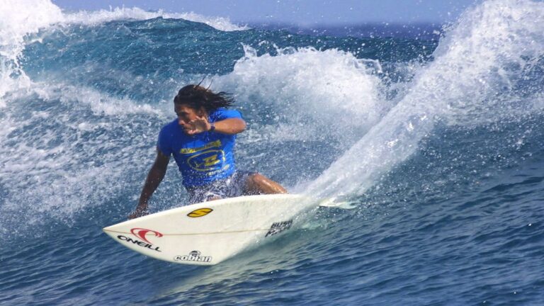 Tamayo Perry, surfeur et acteur de « Pirates des Caraïbes », tué lors d'une attaque de requin à Hawaï