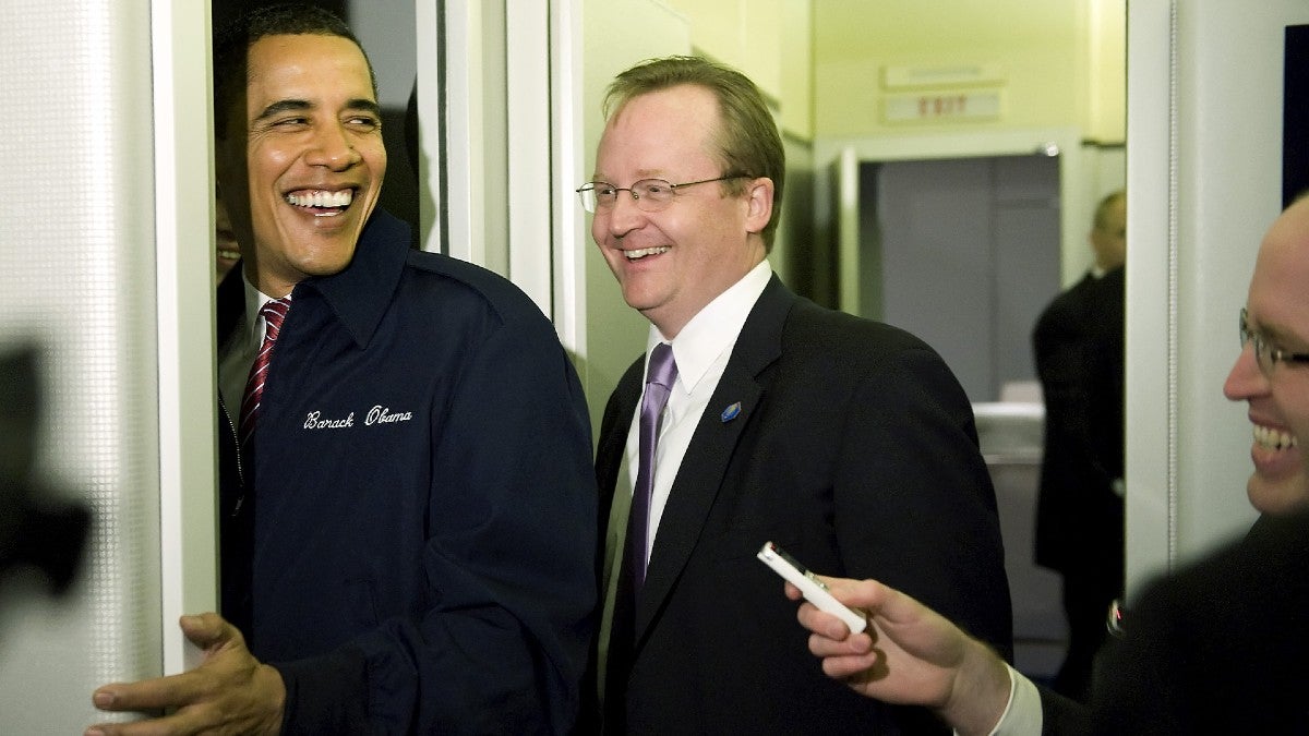 Warner Bros. Discovery nomme l'ancien secrétaire de presse d'Obama, Robert Gibbs, au poste de chef des communications