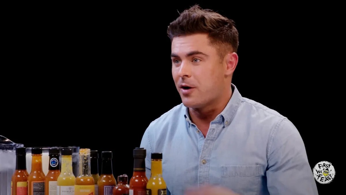 Zac Efron a tourné une fausse interview « Hot Ones » pour « A Family Affair » – mais nous ne la verrons jamais
