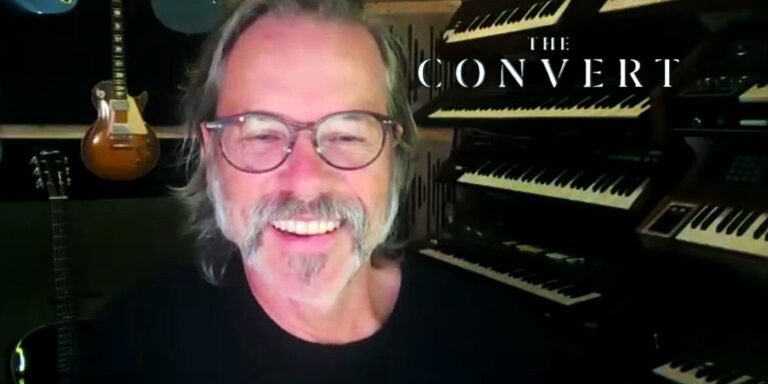 Guy Pearce explique comment le converti s'attaque au complexe du sauveur blanc