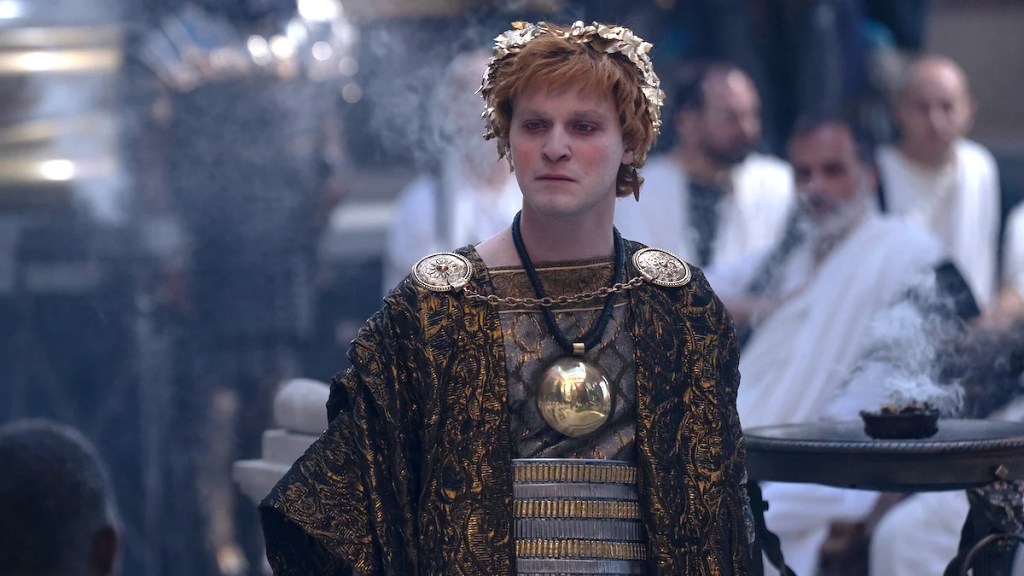 Fred Hechinger dans le rôle de l'empereur Caracalla dans Gladiator II