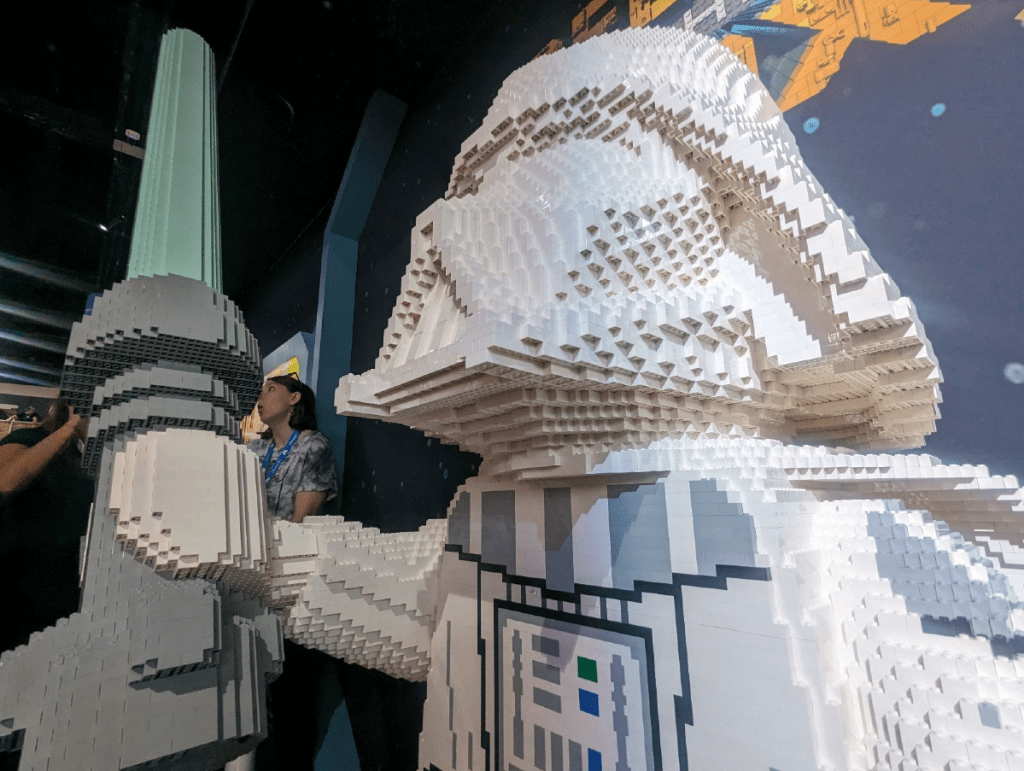 Vador blanc au stand Lego du Comic-Con de San Diego