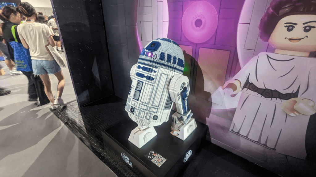 Construction grandeur nature de R2D2 au stand Lego du Comic-Con de San Diego